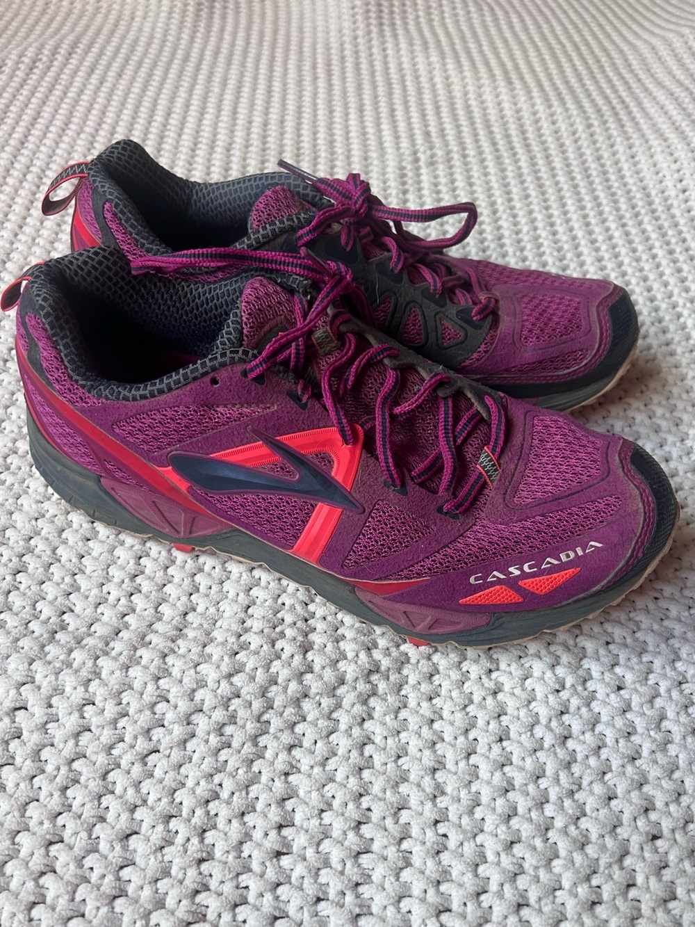 Brooks Women's Pink Fuchia and Navy Cascadia 9 Trail Running Shoes Hike Size 9.5